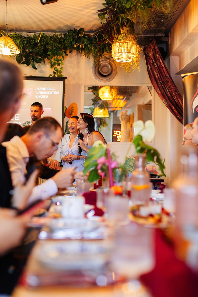 Wspólny stół w zielonym wnętrzu na spotkaniu WFS Ladies